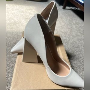 Steve Madden Pickee Pump Bone Leather Size 7 - NEVER WORN